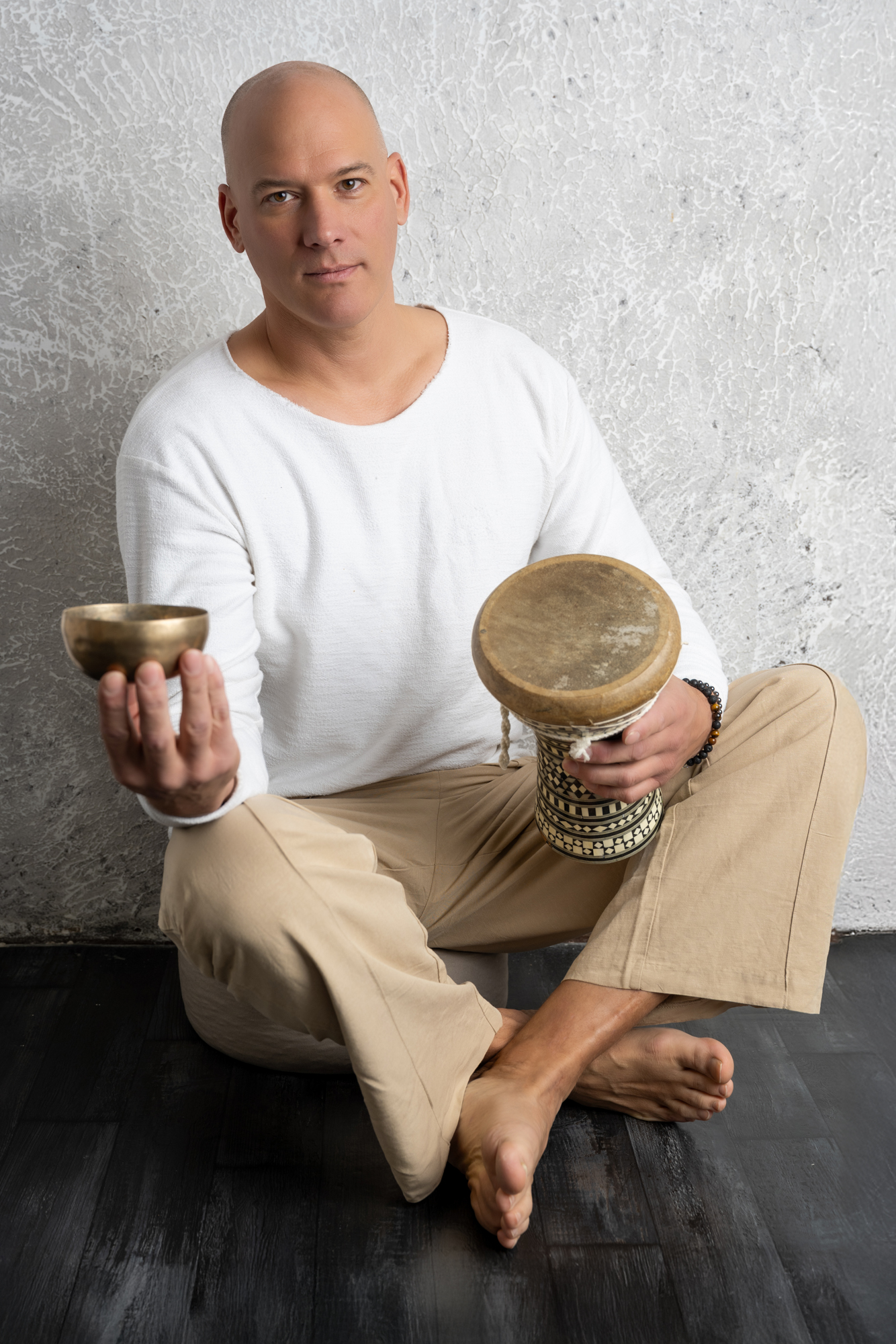 Daniel de Groot – Spiritueller Look mit Instrumenten